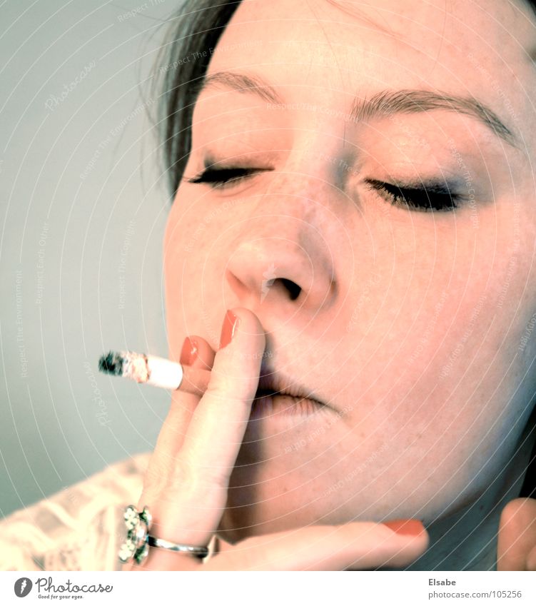après-midi Frau feminin schön Porträt Zigarette Wimpern Nagellack Gesicht Rauchen