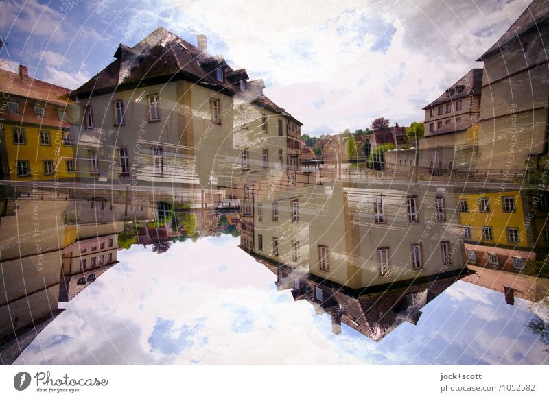 Kopfstand vs. Hausstand Wolken Klimawandel Bamberg Altstadt Fassade außergewöhnlich Einigkeit komplex skurril Surrealismus Symmetrie Irritation Doppelbelichtung
