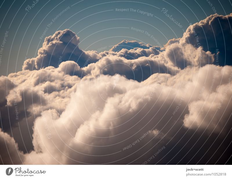 Freiheit und Sonnenschein über den Wolken Schönes Wetter fliegen authentisch Wärme Inspiration Klima Ferne luftig Wolkenformation Deformation Luftaufnahme