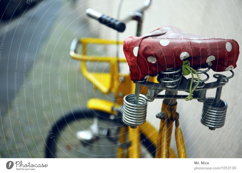 gleicher sattel , anderes rad Lifestyle Freizeit & Hobby Ausflug Fahrradtour Fahrradfahren Mauer Wand Straßenverkehr Wege & Pfade gelb rot weiß anlehnen