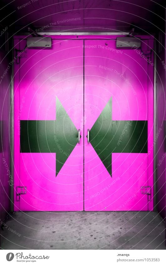 Portal Tür Doppeltür Metall Pfeil Coolness violett schwarz Neugier Farbe Symmetrie Zukunft Eingangstür Mittelpunkt Sicherheit geschlossen Farbfoto Außenaufnahme
