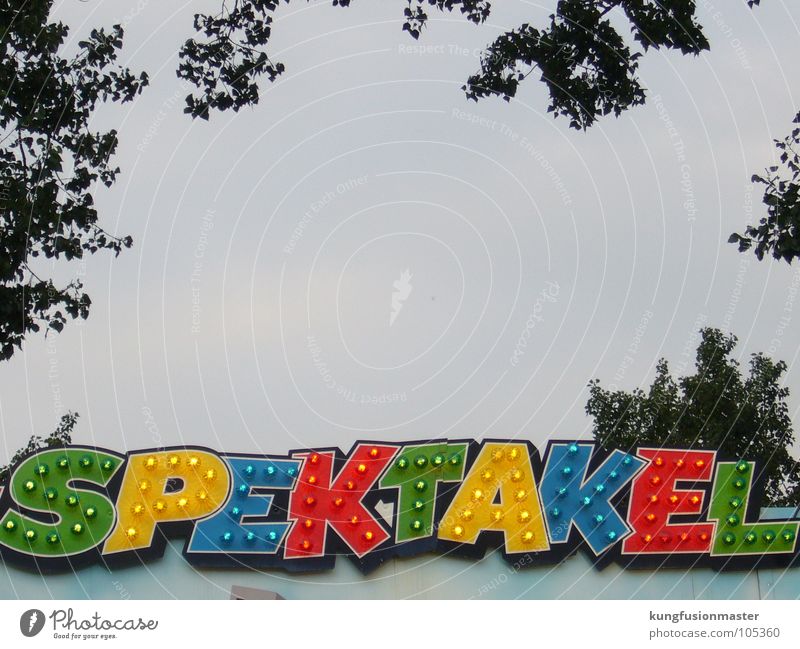 Spektakel Jahrmarkt Buchstaben mehrfarbig Karussell Graffiti Wandmalereien Freude kramermarkt Schriftzeichen amusement park