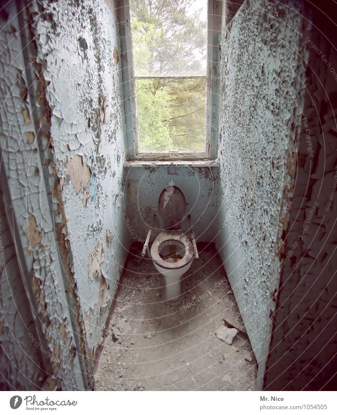 scheiß foto Häusliches Leben Wohnung Renovieren Bad Haus Ruine Gebäude Fenster alt dreckig Toilette Altbau Sanitäranlagen Verfall Ekel Zerstörung