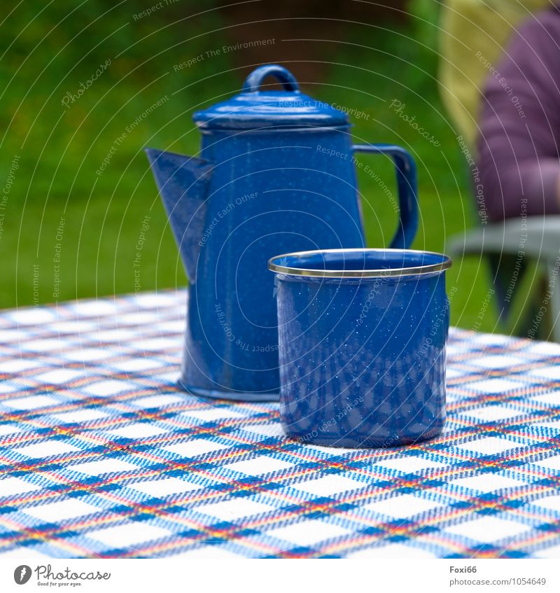 ich lad zum Kaffee ein.... Erholung Ausflug Ferne Freiheit Camping Stuhl Tisch Kaffepott Kaffeekanne Kaffeetasse Metall genießen blau rot weiß Lebensfreude