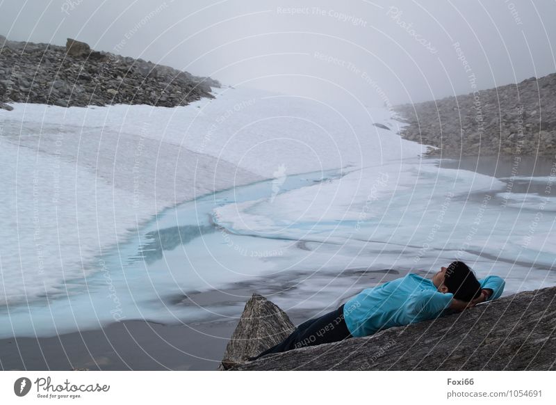 entspannen feminin Frau Erwachsene 1 Mensch 45-60 Jahre Himmel Sommer Klima Klimawandel Nebel Eis Frost Berge u. Gebirge Gletscher berühren Denken Erholung