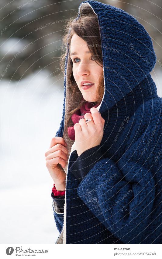 Abkühlen Winter Mensch feminin Junge Frau Jugendliche 1 18-30 Jahre Erwachsene Schnee Pelzmantel Fell Ring brünett langhaarig ästhetisch authentisch schön