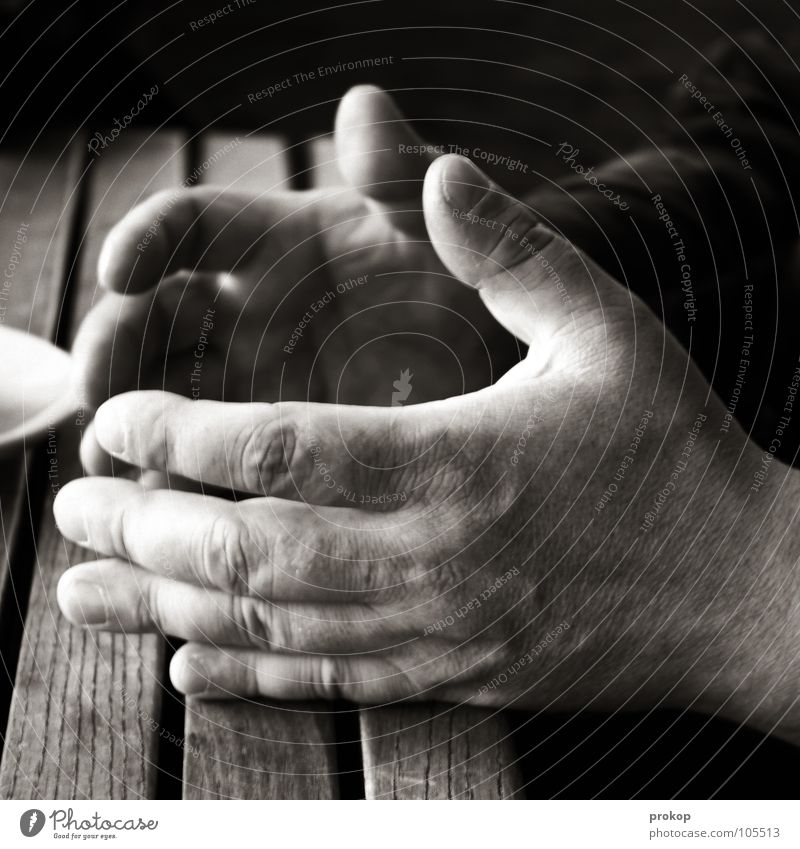 ..., verstehst du? Hand gestikulieren Mann Senior wuchtig robust Finger Fingernagel Tisch Gefäße Fragen Antwort sprechen Verständnis unverstanden braun dunkel