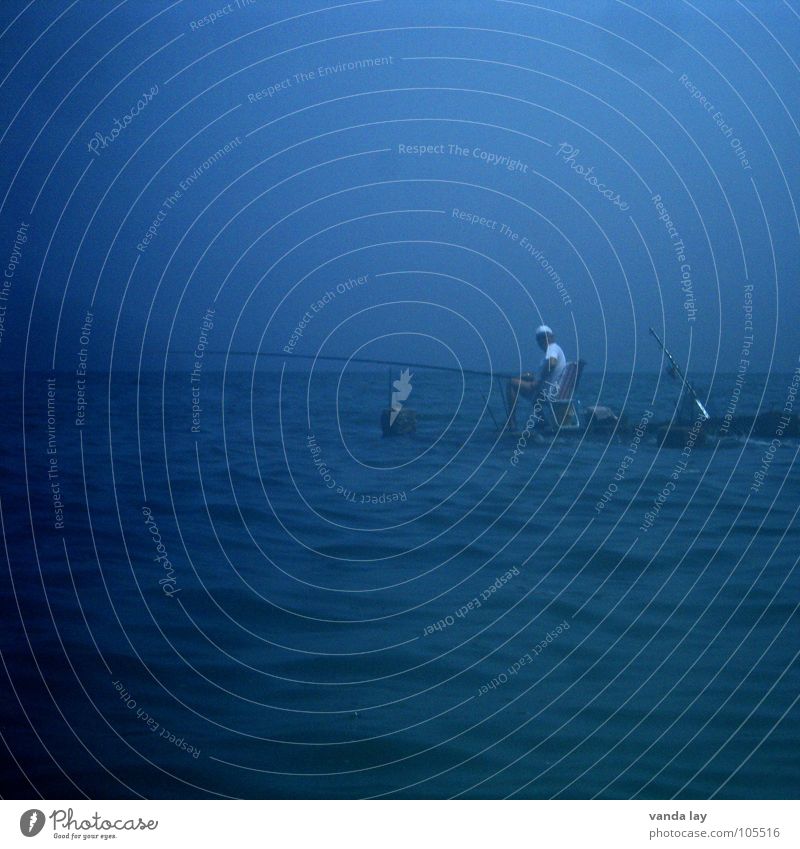Angler Angeln Freizeit & Hobby fangen Meer Steg Mann ruhig Erholung Dämmerung Angelrute Stimmung Spielen Fisch blau sea blue fishing relaxing Abend rau