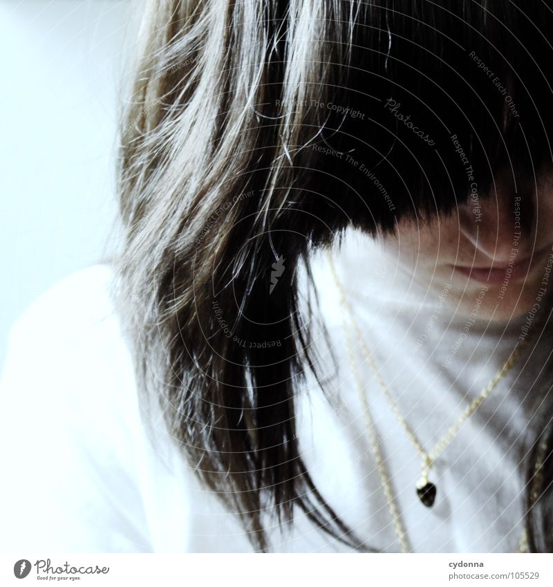 self-engrossed Frau Unschärfe untergehen Kinn erleuchten unbeobachtet Porträt Selbstportrait brünett Haare & Frisuren Haarschnitt roh Gefühle Makroaufnahme