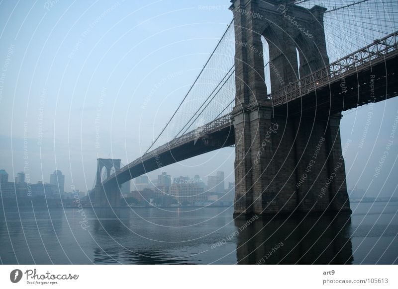 Brooklyn Bridge in the morning Steinbrücke Hängebrücke Romantik New York City Morgennebel Außenaufnahme Brücke historisch Fluss Wasser Traurigkeit Architektur