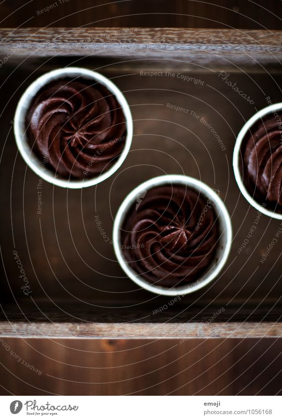 @ Dessert Süßwaren Schokolade Mousse Mousse au chocolat Ernährung lecker süß braun Kalorienreich Farbfoto Innenaufnahme Menschenleer Hintergrund neutral Tag