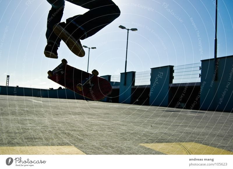 Kickflip - Yeah Right Style Skateboarding springen Luft Athlet Salto Parkhaus Lampe gelb Himmel Stil Drehung drehen Aktion Fitness air oben up lamps Beine leg