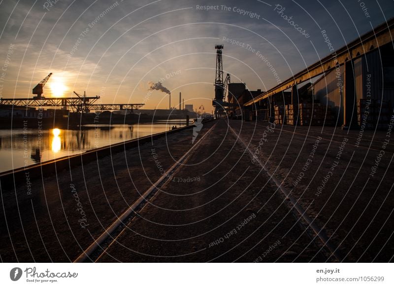 Hafenbecken des Rheins im Abendlicht Industrie Industriefotografie Gleis Bahngleise Kran Hafenkran Sonnenuntergang Gegenlicht Spiegelung Lagerhaus Schornstein