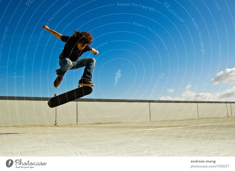 Kickflip Skateboarding Mann Salto Himmel Wolken Mauer Parkhaus drehen Drehung rotieren springen Stil fliegen Athlet Aktion Trick Extremsport man sky clouds blau