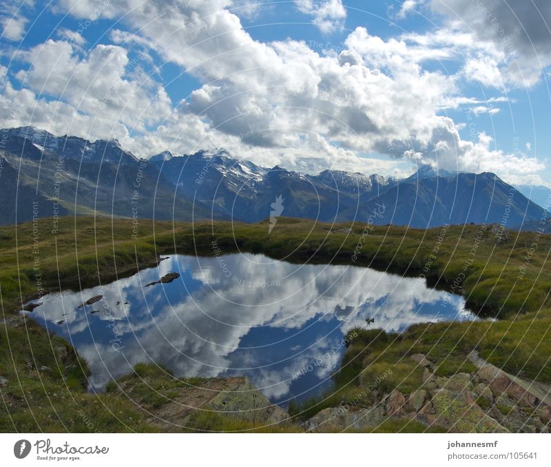 Ein Hochsee See Gebirgssee Wolken Alm Kanton Wallis Gipfel Reflexion & Spiegelung Schweiz Himmel Alpen Wetter Wind