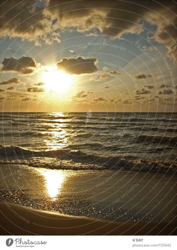 Gleich zischt es! Sonnenuntergang Niederlande Romantik rund gelb Meer Wellen Wolken Strand Horizont ruhig Ferien & Urlaub & Reisen Sommer Momentaufnahme Europa