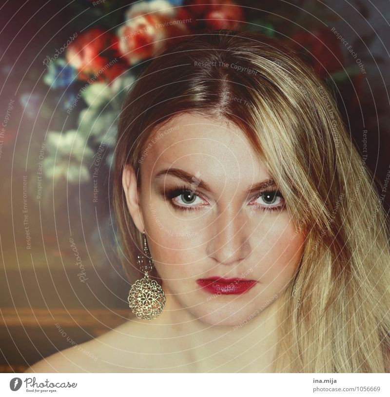 blonde junge Frau mit Blumen im Hintergrund Lifestyle Reichtum elegant schön Gesicht Kosmetik Mensch feminin Junge Frau Jugendliche Erwachsene 1 13-18 Jahre