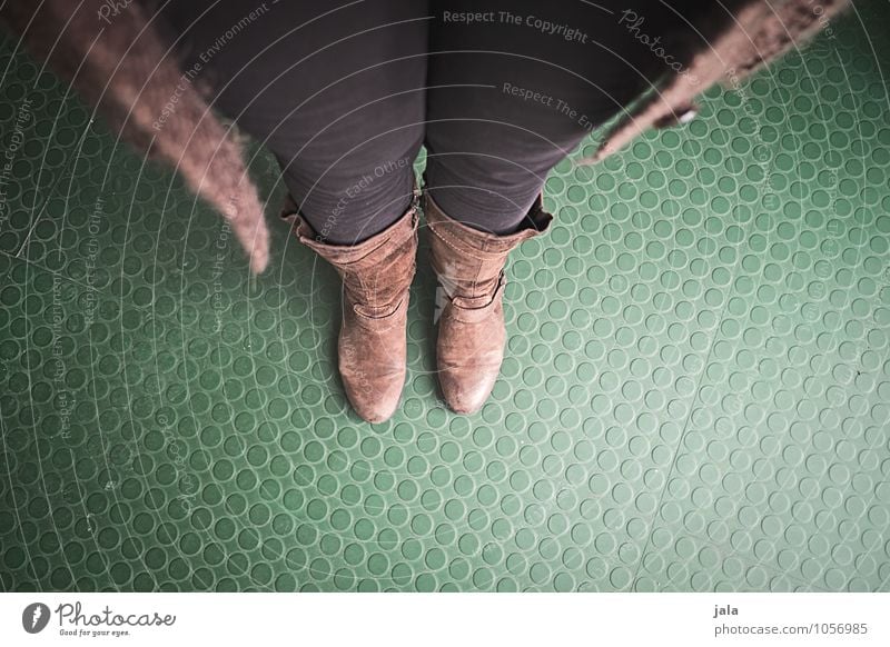 po­si­ti­on Mensch feminin Frau Erwachsene Beine Fuß 1 Bekleidung Hose Stiefel stehen warten einfach Selfie Farbfoto Innenaufnahme Textfreiraum unten