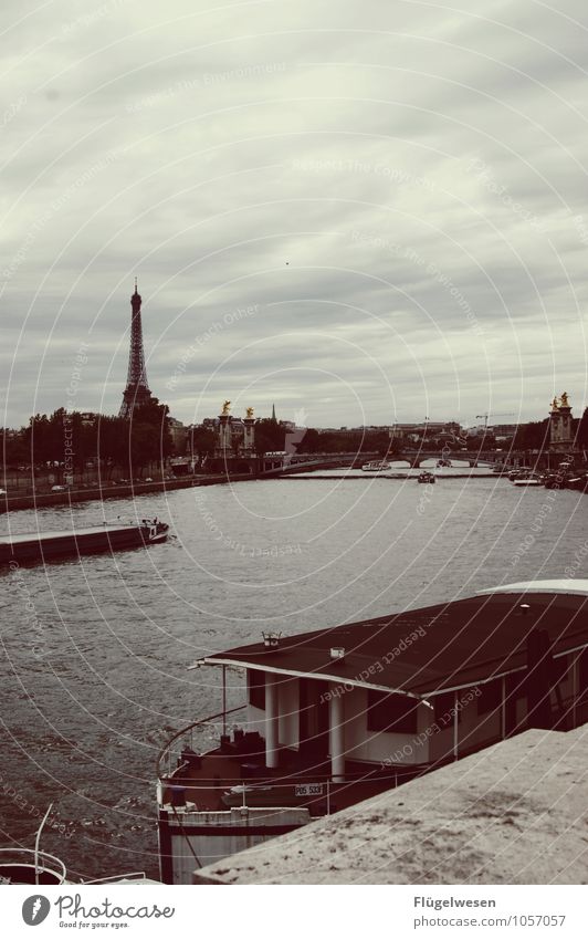 In Paris [1] Seine Frankreich Tour d'Eiffel Eifel Aussicht Sehenswürdigkeit Franzosen Höhepunkt Ausflug Wasserfahrzeug Schifffahrt Rundfahrt Brücke Kondom