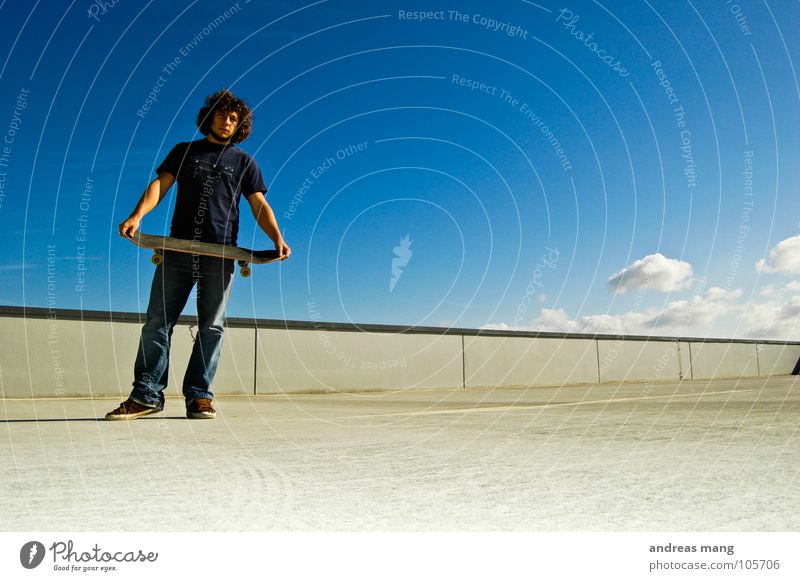 Fertig??? Mann stehen Blick Skateboarding Himmel Wolken Mauer Beton ruhig Coolness Mensch blau warten Einsamkeit Junger Mann 18-30 Jahre Blick nach vorn