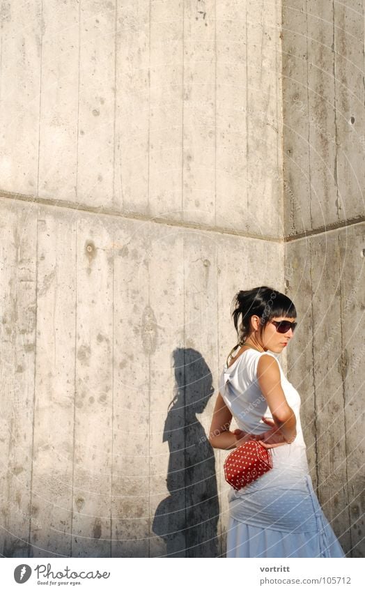 schneewittchen Frau Model Sonnenbrille Tasche Körperhaltung Beton rot weiß feminin Kleid Stil Schweiz Kunst Kunsthandwerk Schatten Designer