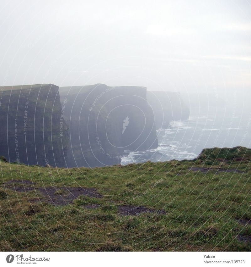 Cliffs of Moher Atlantik Klippe Nebel Wellen Meer Gischt Panorama (Aussicht) Strand Küste Macht Republik Irland Westküste grüne Insel Wind