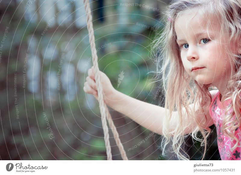 Ein Goldstück für deine Gedanken! | Kleines Mädchen mit blonden, langen Haaren, allein, gedankenversunken auf der Schaukel Mensch feminin Kind Kleinkind Kopf
