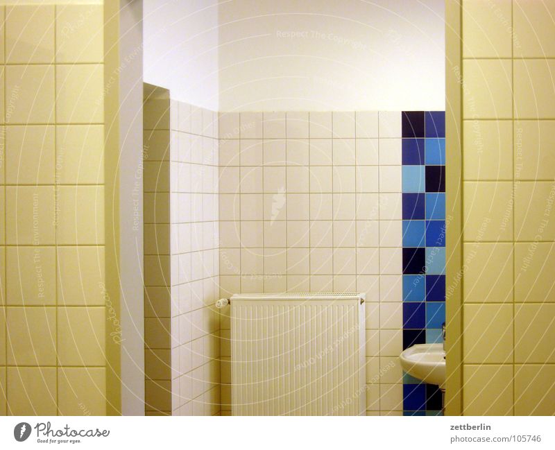 Waschraum in Bad Wildungen Waschhaus Toilette Paneele Waschbecken Sauberkeit Detailaufnahme sanitärtrakt Fliesen u. Kacheln panneel Heizkörper Ordnung