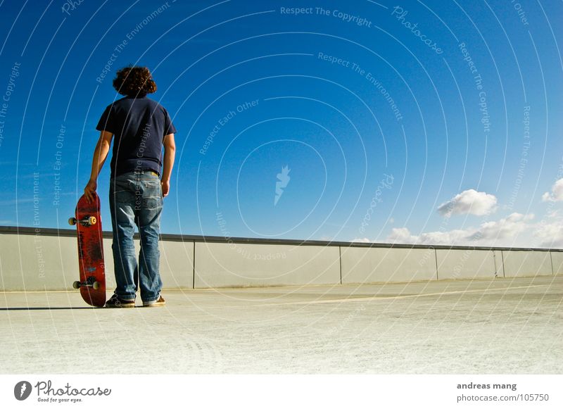 Oder doch noch einer? Mann stehen Skateboarding Himmel Wolken Mauer Beton ruhig Mensch blau warten Einsamkeit Rückansicht Skateplatz Parkdeck Zentralperspektive