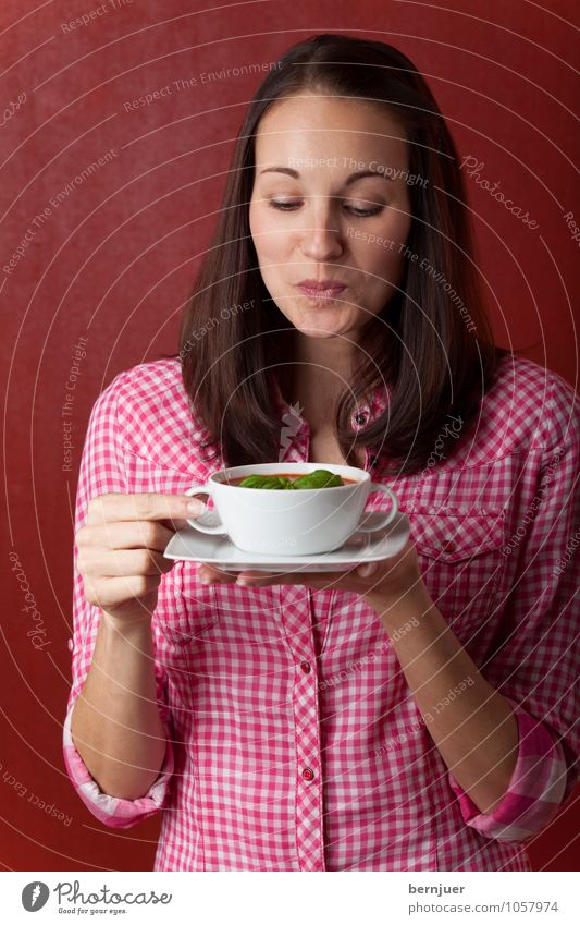 Tomatensuppe feminin Junge Frau Jugendliche 1 Mensch 18-30 Jahre Erwachsene Hemd brünett langhaarig Essen Billig gut Lebensfreude Suppe Suppentasse Freude