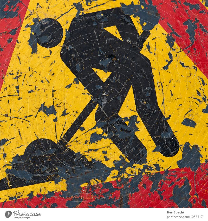Man at work Straßenverkehr Verkehrszeichen Verkehrsschild Metall Hinweisschild Warnschild Arbeit & Erwerbstätigkeit alt authentisch trashig gelb rot schwarz