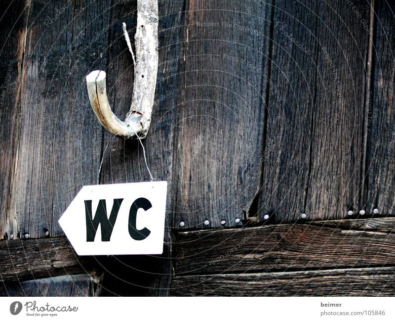 dringendes Bedürfnis Holz Haken Buchstaben Schriftzeichen Hinweisschild Schilder & Markierungen aufgehängt Toilette Scheune Wegweiser