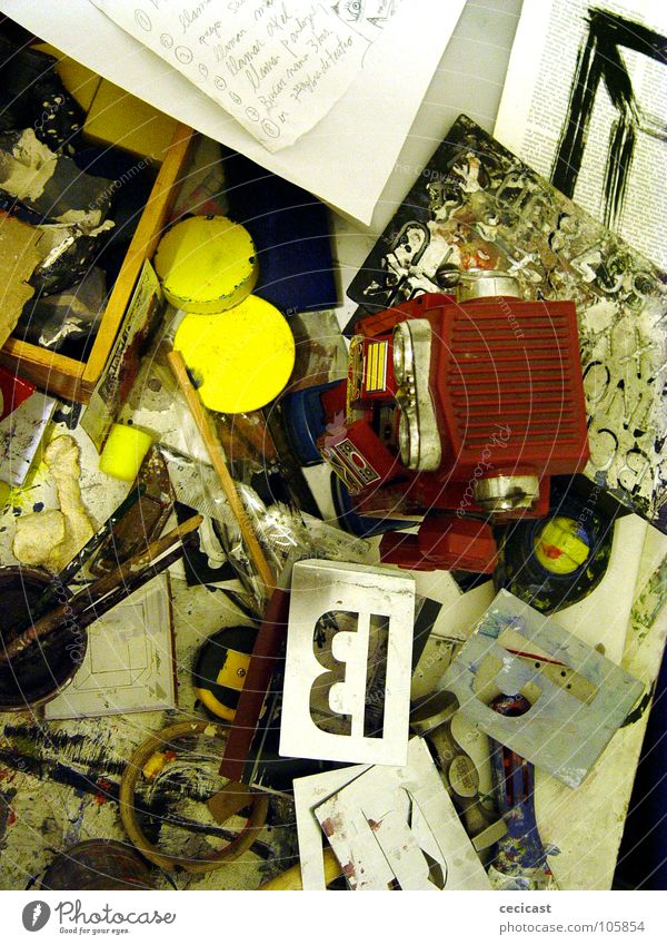 garbage Brainstorming Kunst Kunsthandwerk dirty robot art studio paint brushes mess toy Lautsprecher stencil paper iron caos craft