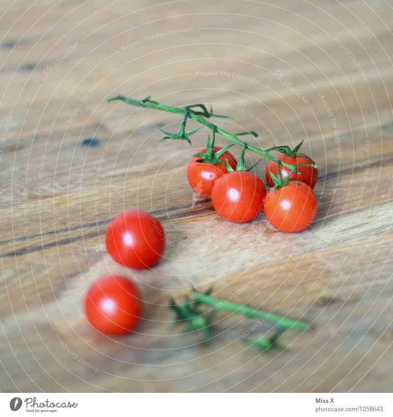 Tomaten Lebensmittel Gemüse Ernährung Bioprodukte Vegetarische Ernährung Diät Gesunde Ernährung saftig sauer rot Rispentomate Zutaten Farbfoto mehrfarbig
