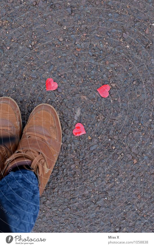zu Füßen Flirten Valentinstag Mensch Beine Fuß 1 Jeanshose Schuhe Kitsch Krimskrams Herz Gefühle Stimmung Liebe Verliebtheit Romantik Liebeserklärung