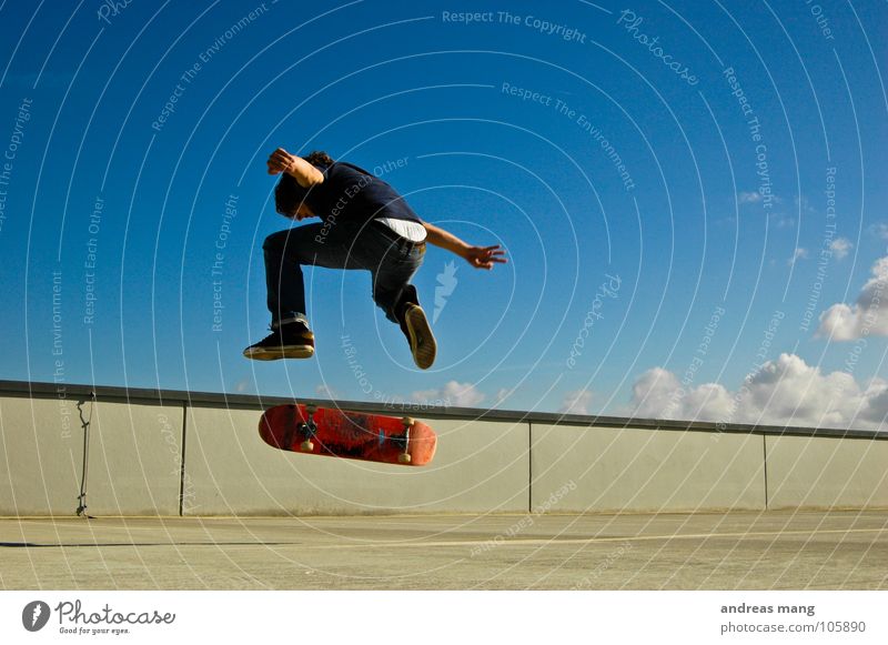 Der Abschluß -> nochn Kickflip Skateboarding Mann Salto Himmel Wolken Mauer Parkhaus drehen Drehung rotieren springen Stil fliegen Athlet Aktion Trick