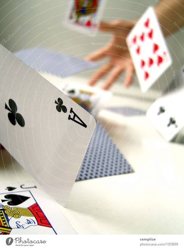 der Spielverderber mischen Spielen chaotisch Kartenspiel Poker Skat Ass Hand Mann Tisch 2 4 Glücksspiel Zukunft Wunsch Hoffnung Kapitalwirtschaft durcheinander