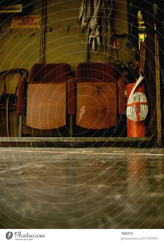 BRANDSCHUTZ Feuerlöscher löschen Brandschutz brennen Stuhl Kinosessel Schlauch heiß Physik dokumentarisch weiß rot Warnfarbe Menschenleer Situation Sicherheit