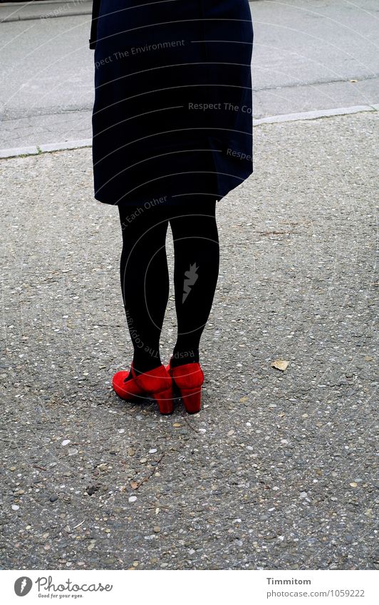 Happy Birthday Beate-Helena! Mensch feminin Frau Erwachsene 1 Straße Schuhe stehen warten ästhetisch fest grau rot schwarz Gefühle Gelassenheit Platz Asphalt
