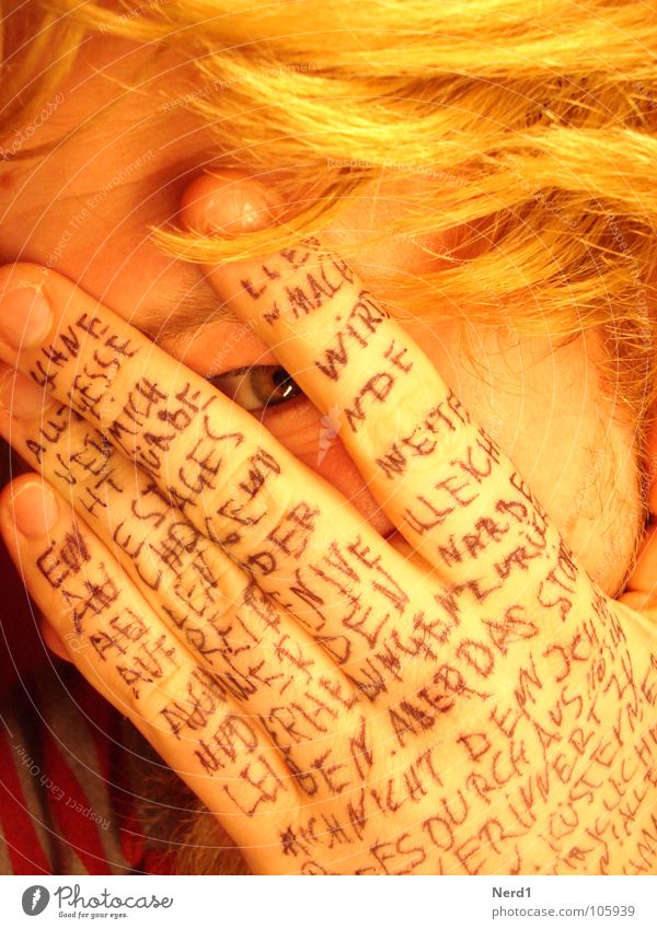 Kinki Hand Schriftzeichen Auge blond Mann Haare & Frisuren Blick Haarfarbe gold Erzählung Buchstaben Innenaufnahme Angst Kritzelei Text Männergesicht Männerauge