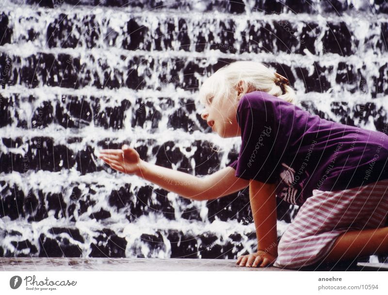 Mädchen am Brunnen Spielen Kind Wasser