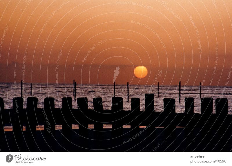 Wangerooge am Abend Sonnenuntergang Buhne Nordsee stehen