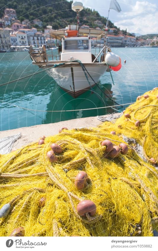 Netzstrümpfe auf dem Fischboot. Gelbes Netz. Meeresfrüchte Industrie Seil Hafen Wasserfahrzeug Linie alt maritim Fischen Gerät marin Knäuel fangen Konsistenz