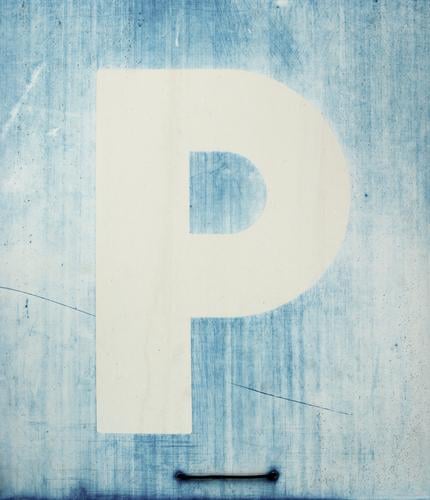Platzhalter Verkehr Verkehrsschild Hinweisschild Zeichen Schriftzeichen einfach blau weiß Abnutzung abgeschabt schäbig Spuren Parkplatz Zahn der Zeit Farbfoto