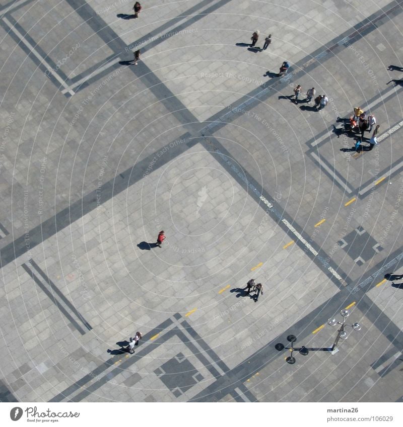 Vogelperspektive Platz weitläufig Miniatur graphisch Mensch Anhäufung diagonal rechtwinklig grau Schatten Muster offen Freiraum Verkehrswege Spielzeugmenschen