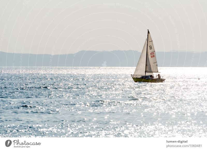 Segelboot auf einem See im Gegenlicht Sonne Insel Wellen Wassersport Segeln Küste Seeufer Strand Jacht Wasserfahrzeug glänzend Aktion Gardasee segelsport