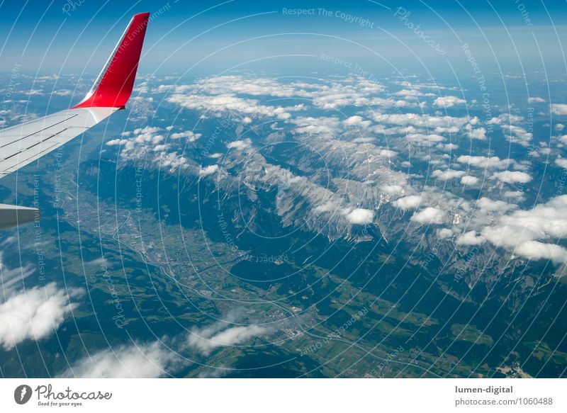 Innsbruck vom Flugzeug aus gesehen Ferien & Urlaub & Reisen Tourismus Berge u. Gebirge Wolken Feld Alpen Fluss Dorf Stadt fliegen massiv Tal Tragfläche