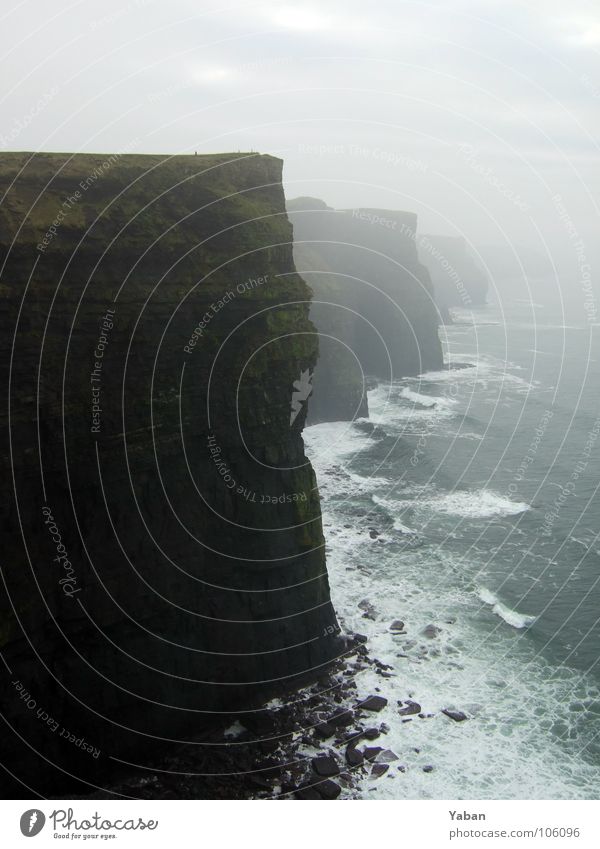 Cliffs of Moher Atlantik Klippe Am Rand Nebel Wellen Meer Gischt Schaum Europa Strand Küste Vergänglichkeit Republik Irland Westküste Felsen grüne Insel Wind