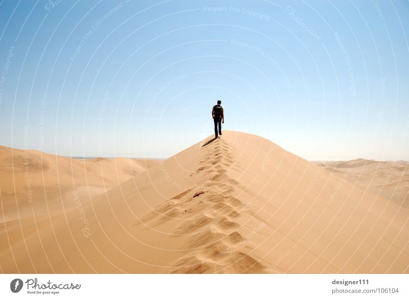long way to go Afrika Namibia Spuren schreiten Physik heiß kalt Einsamkeit lang Sand verloren ruhig Sturm wandern Fußspur Schuhe Erschöpfung Müdigkeit Safari