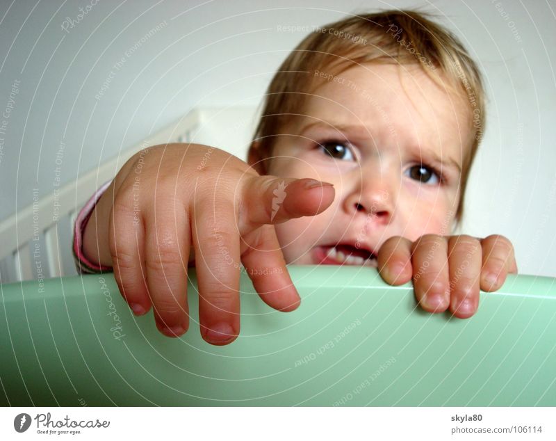 Kontaktaufnahme Kind Kleinkind Mädchen Milchzähne Hand Spielen erstaunt Gesicht Haare & Frisuren festhalten zeigen Zeigefinger Wunsch Kindergesicht Enttäuschung